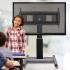 Produkt Bild Elektrisch höhenverstellbarer XL TV Rollständer, mobiler Monitorständer, 50 cm Hub SCEXLBK-5