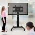 Produkt Bild Elektrisch höhenverstellbarer TV Rollwagen, mobiler Monitorständer, 70 cm Hub, inkl. Kollisionsschutz SCETAV3535BK-6